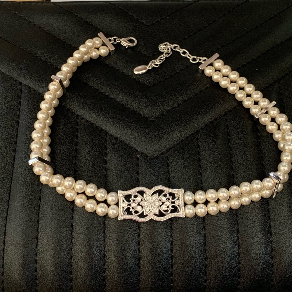 Elegant Pearl Choker Necklace with Silver Accents